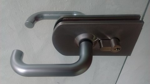 Pose serrure porte vitrée 